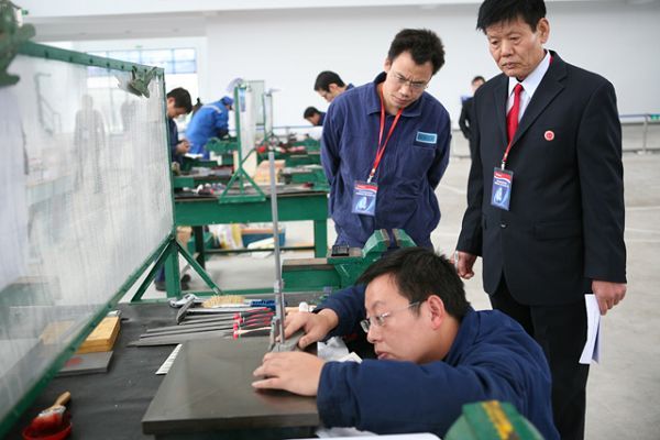 吉利首屆模具工職業技能比武大賽在臨海開鑼，助推職業技能培訓新高度