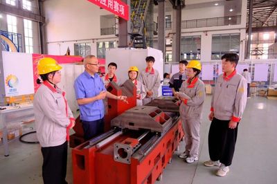 崔興國(guó)指導(dǎo)學(xué)生
